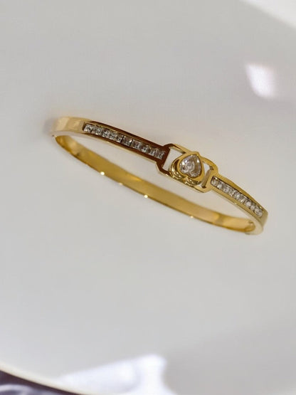 WHITE HEART HOLLY BRACELET