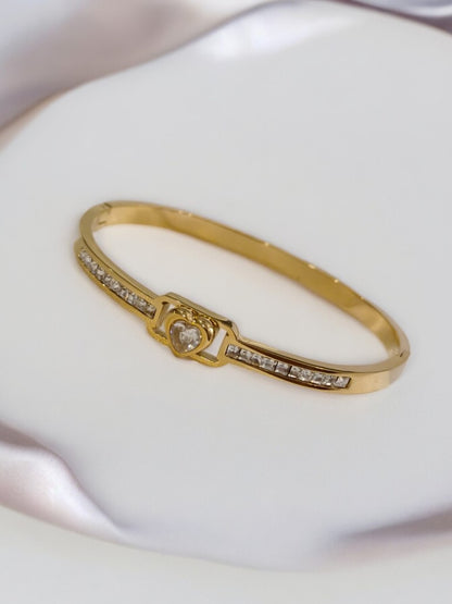 WHITE HEART HOLLY BRACELET