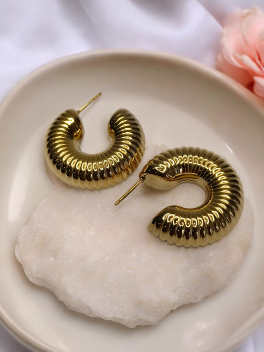 GOLD ROUND LYRA EARRINGS