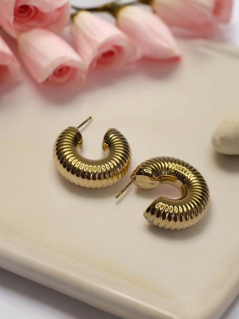 GOLD ROUND LYRA EARRINGS