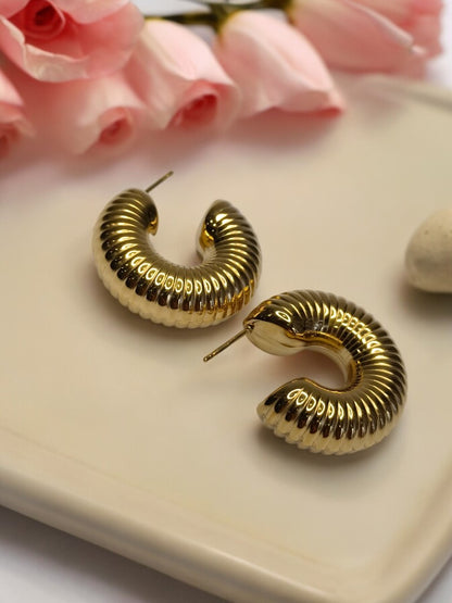 GOLD ROUND LYRA EARRINGS