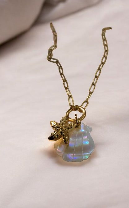 GOLDEN CHAIN WITH CHARMS LIKE STAR FISH AND SEA SHELL