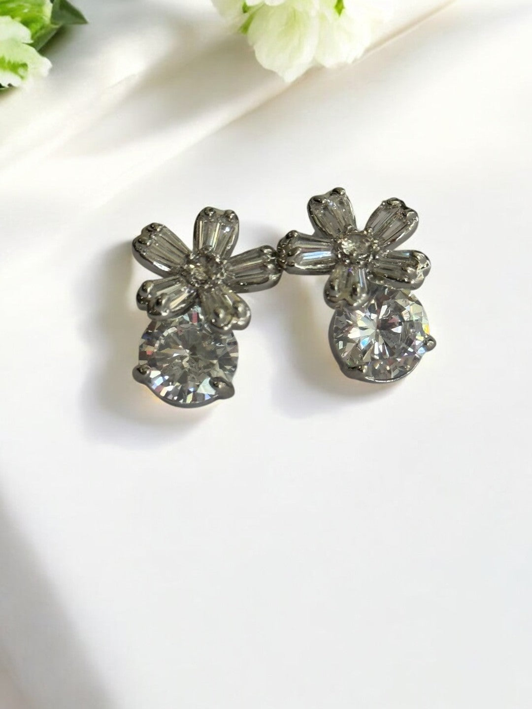 SILVER DIAMOND FLOWER KRISHNIAY EARRINGS