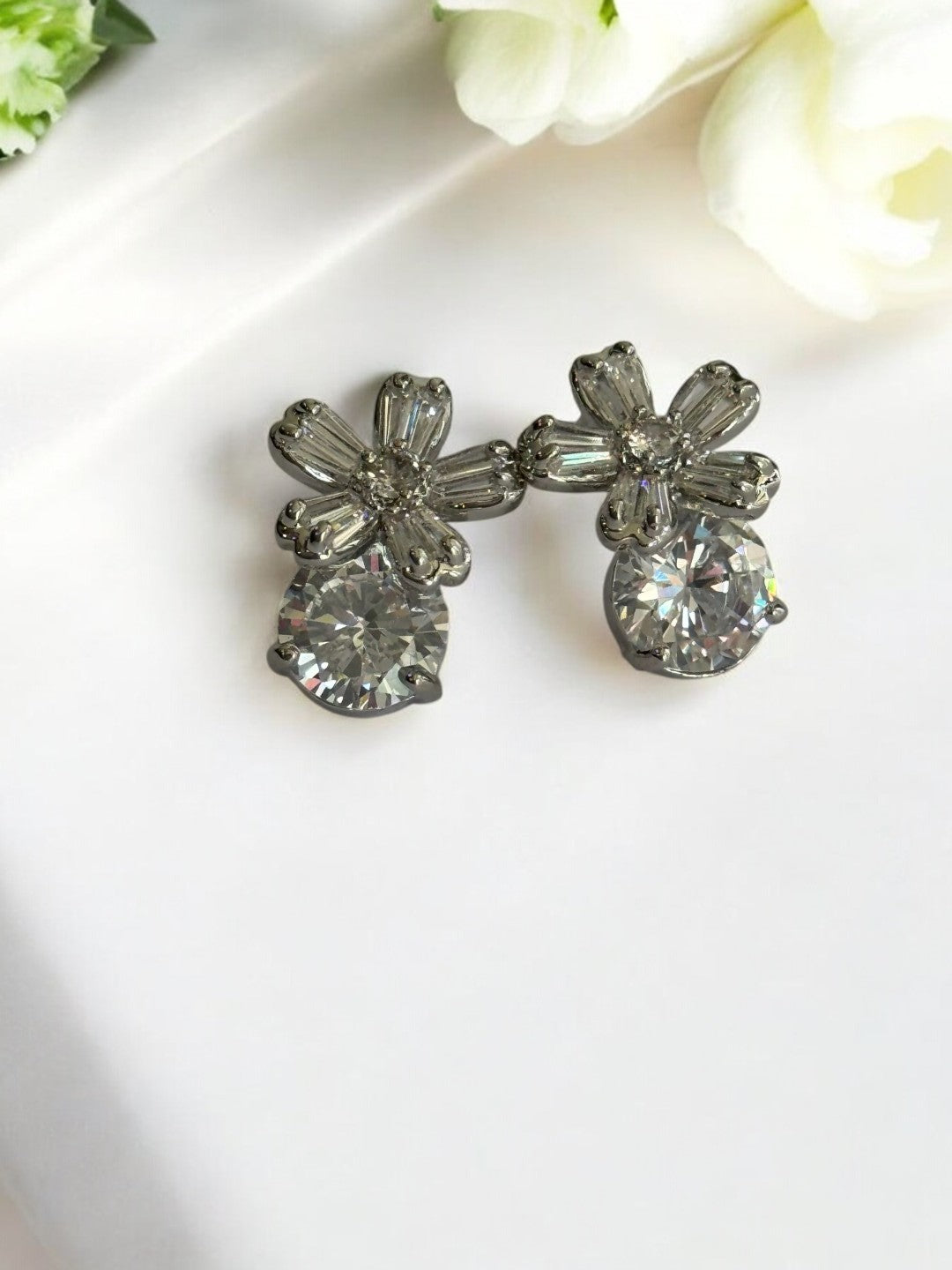 SILVER DIAMOND FLOWER KRISHNIAY EARRINGS