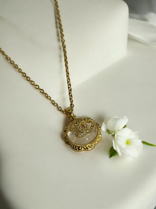 WHITE VANYA NECKLACE
