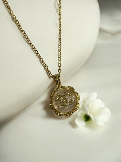 WHITE VANYA NECKLACE