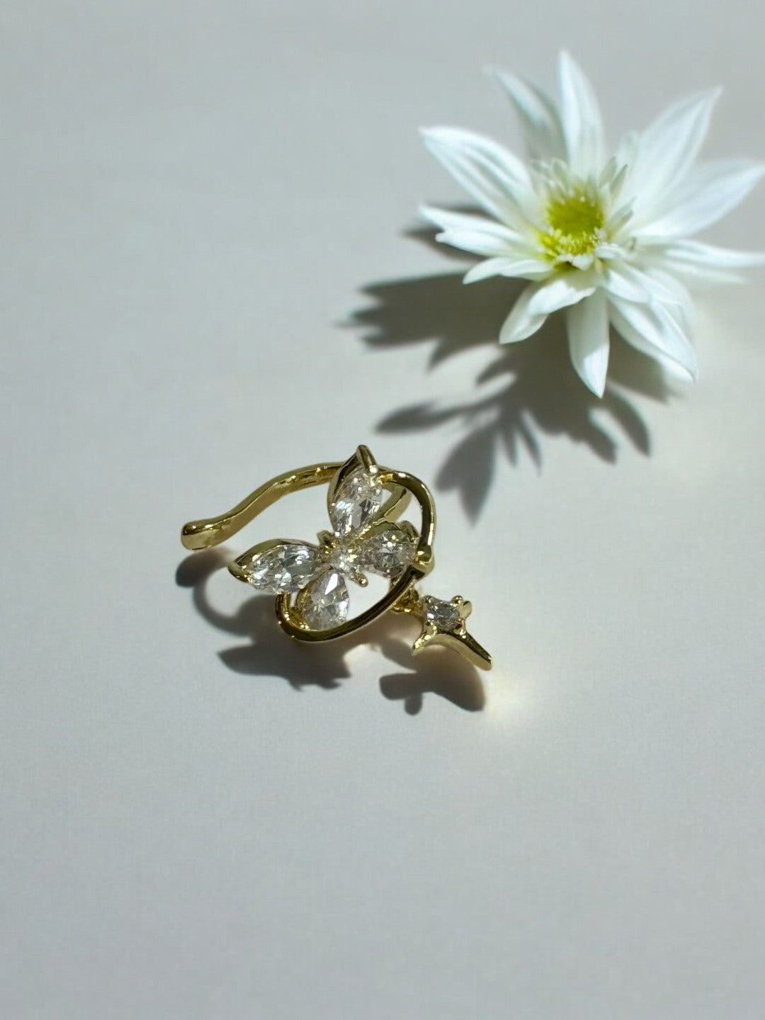 GOLDEN DIAMOND BUTTERFLY TADEO EAR CUFF