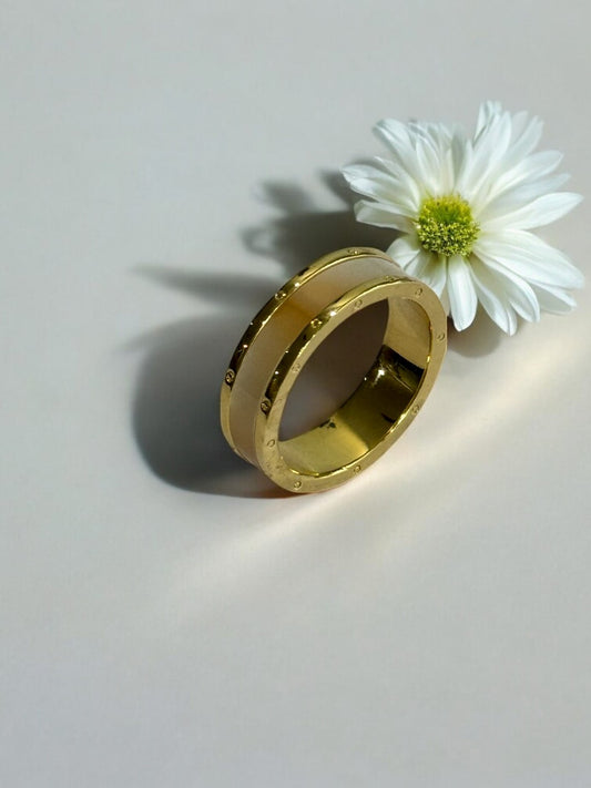 WHITE MOTHER OF PEARL FREDEY RING