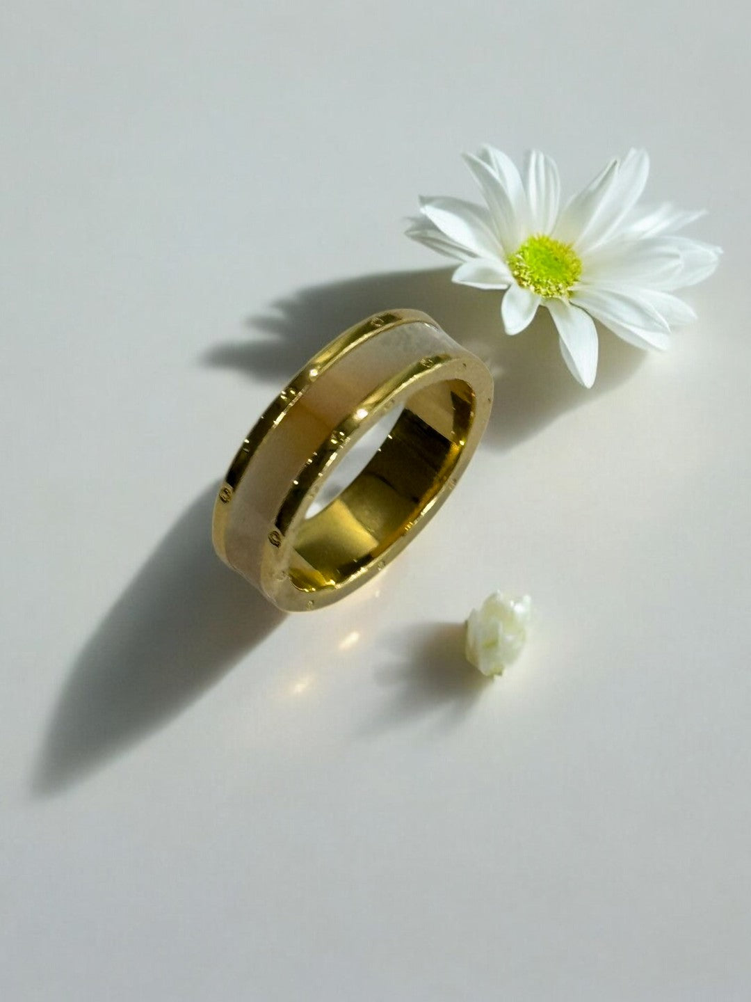 WHITE MOTHER OF PEARL FREDEY RING