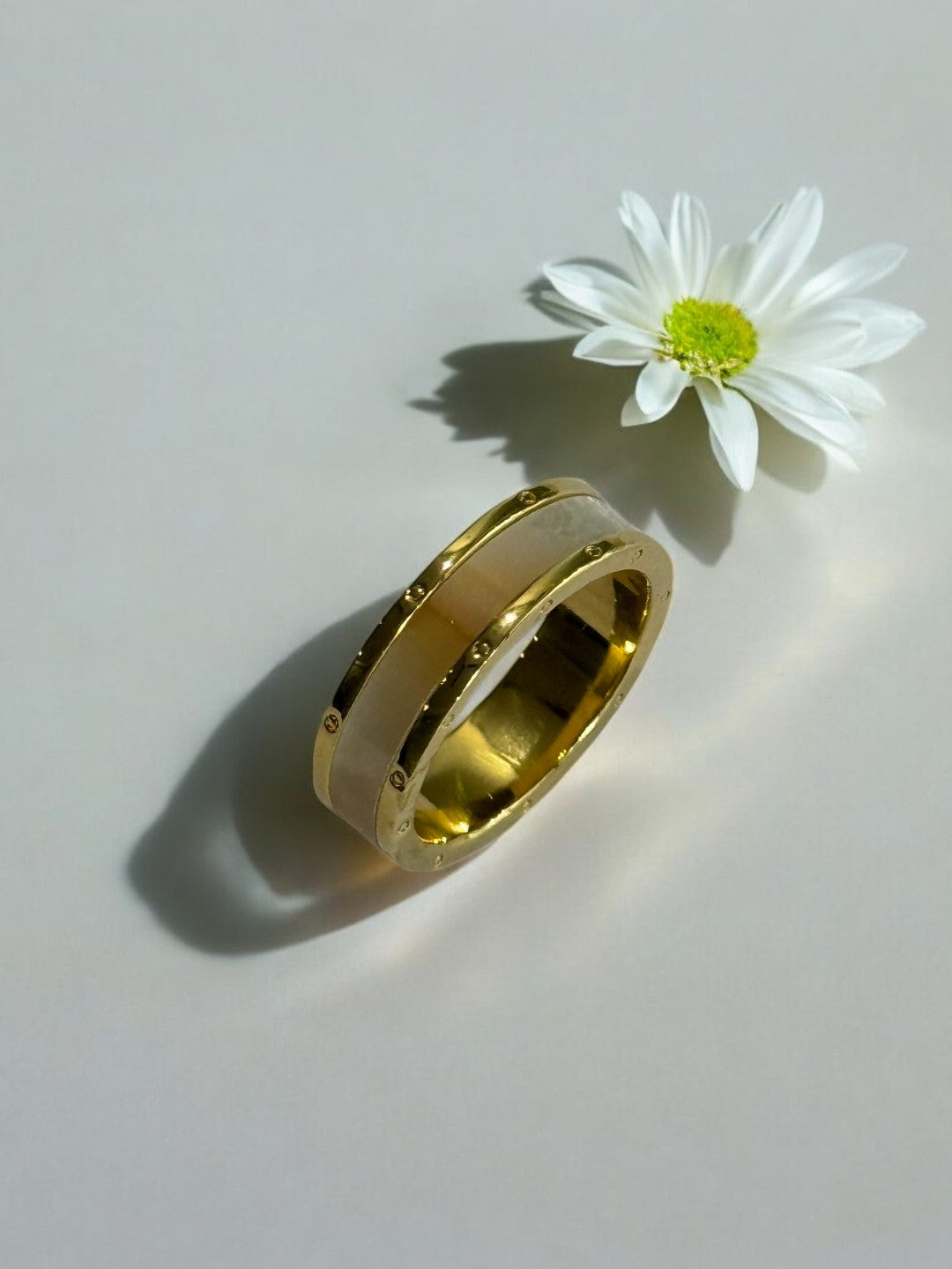 WHITE MOTHER OF PEARL FREDEY RING