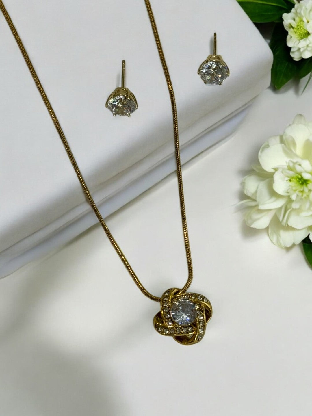 GOLDEN STAR NECKLACE