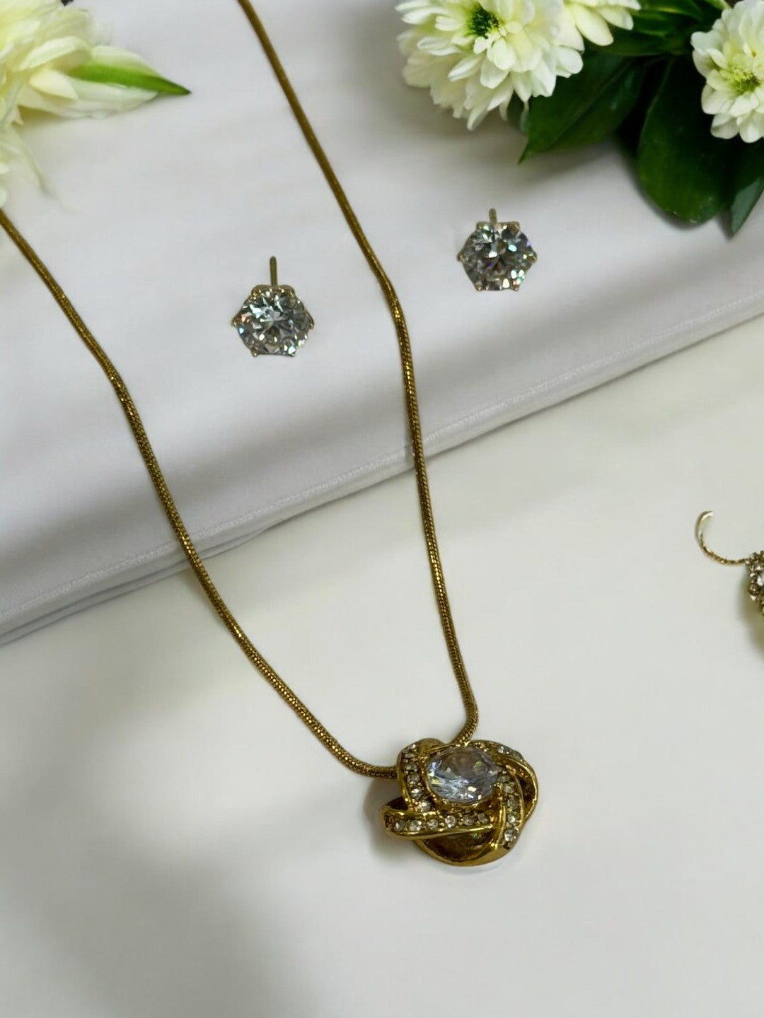 GOLDEN STAR NECKLACE