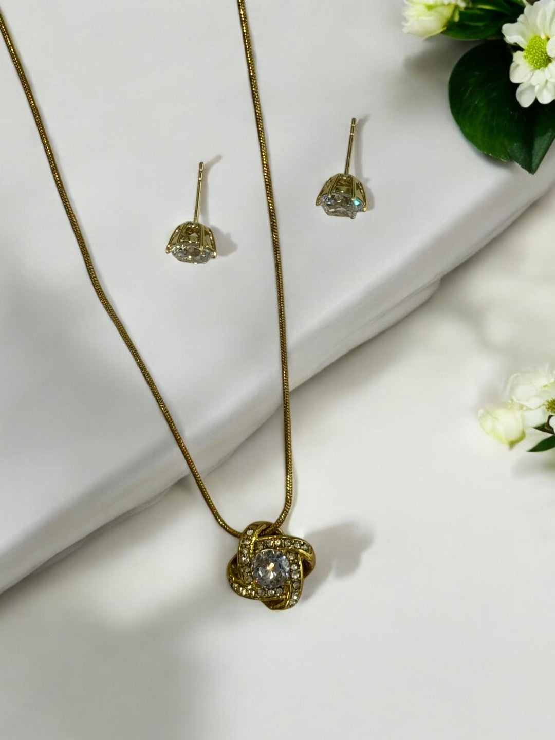GOLDEN STAR NECKLACE