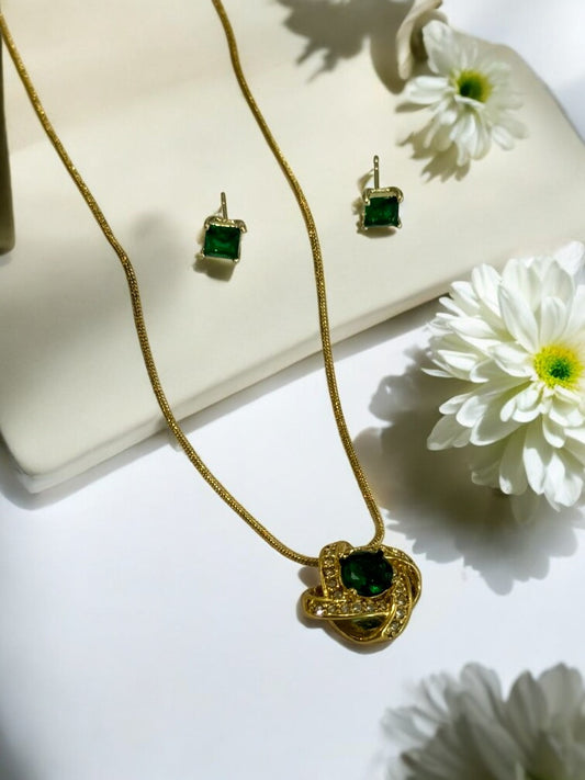 GREEN STAR NECKLACE