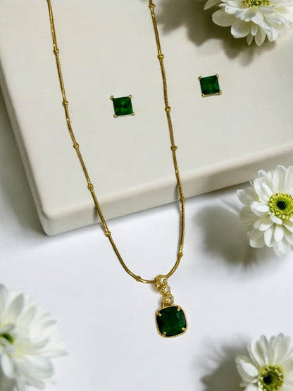 GREEN SQUARE STONE GENTRY NECKLACE