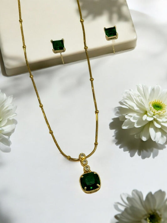 GREEN SQUARE STONE GENTRY NECKLACE
