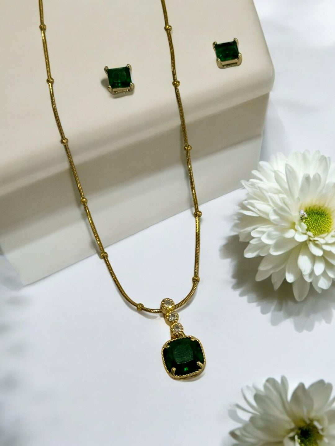 GREEN SQUARE STONE GENTRY NECKLACE