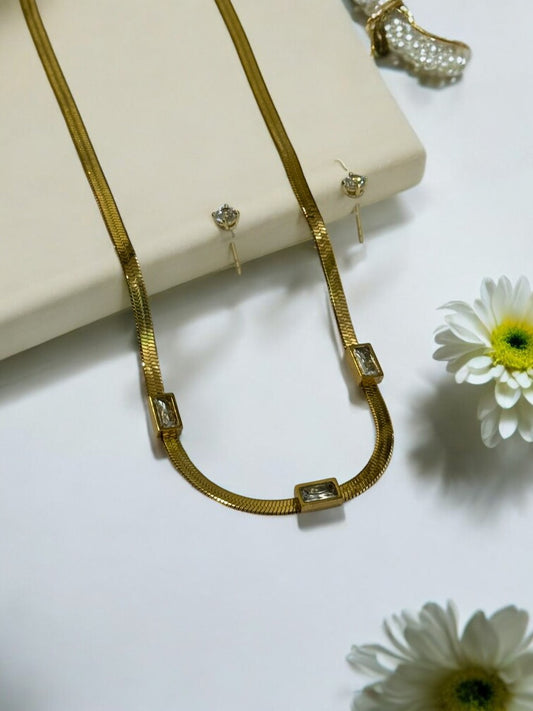 GOLDEN THREE STONES NECKLACE
