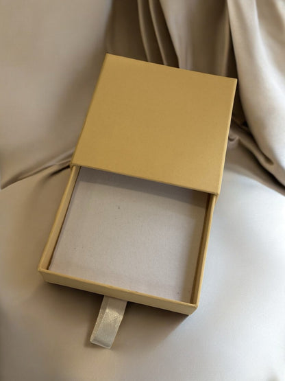 BEIGE SQUARE JEWELRY GIFT BOX