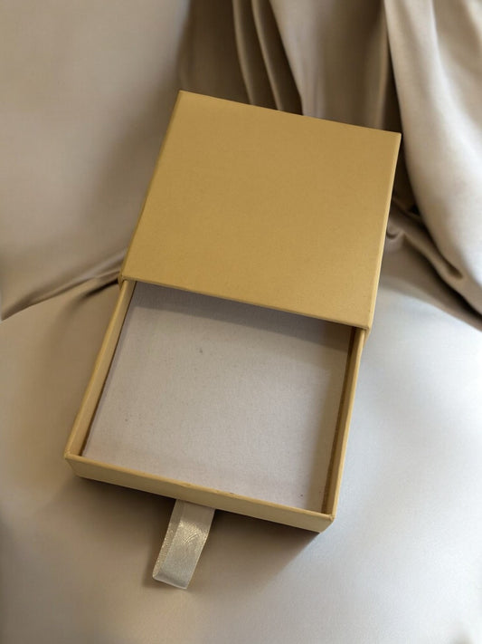 BEIGE SQUARE JEWELRY GIFT BOX