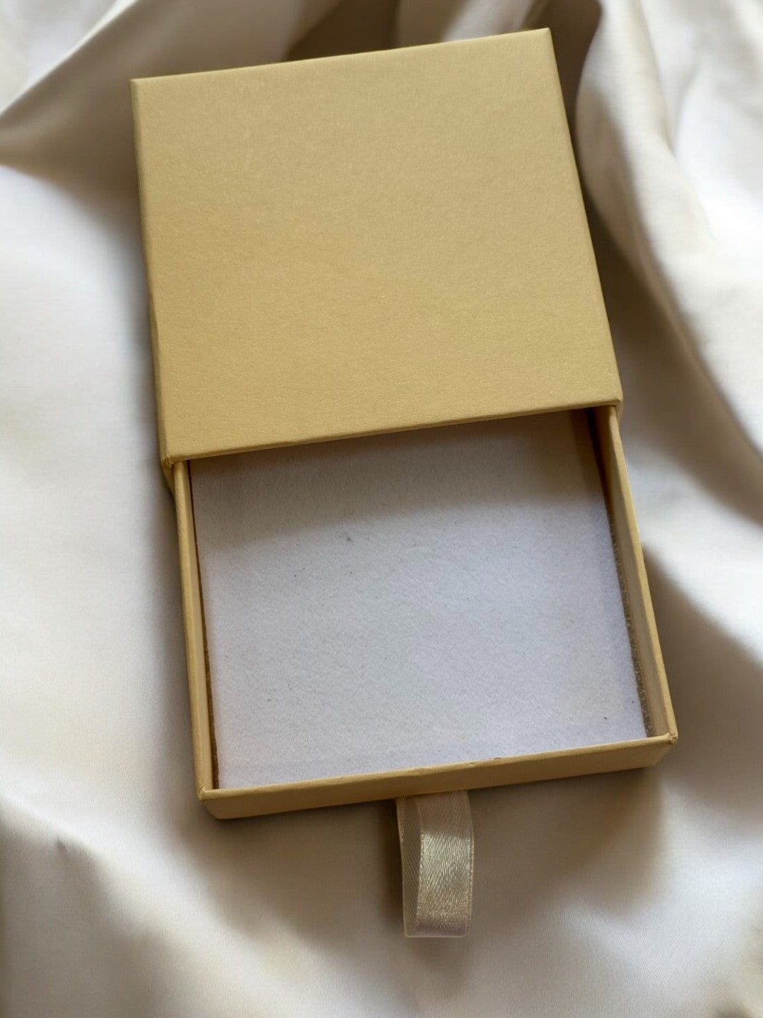 BEIGE SQUARE JEWELRY GIFT BOX