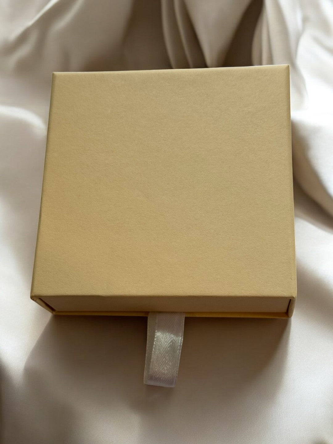 BEIGE SQUARE JEWELRY GIFT BOX