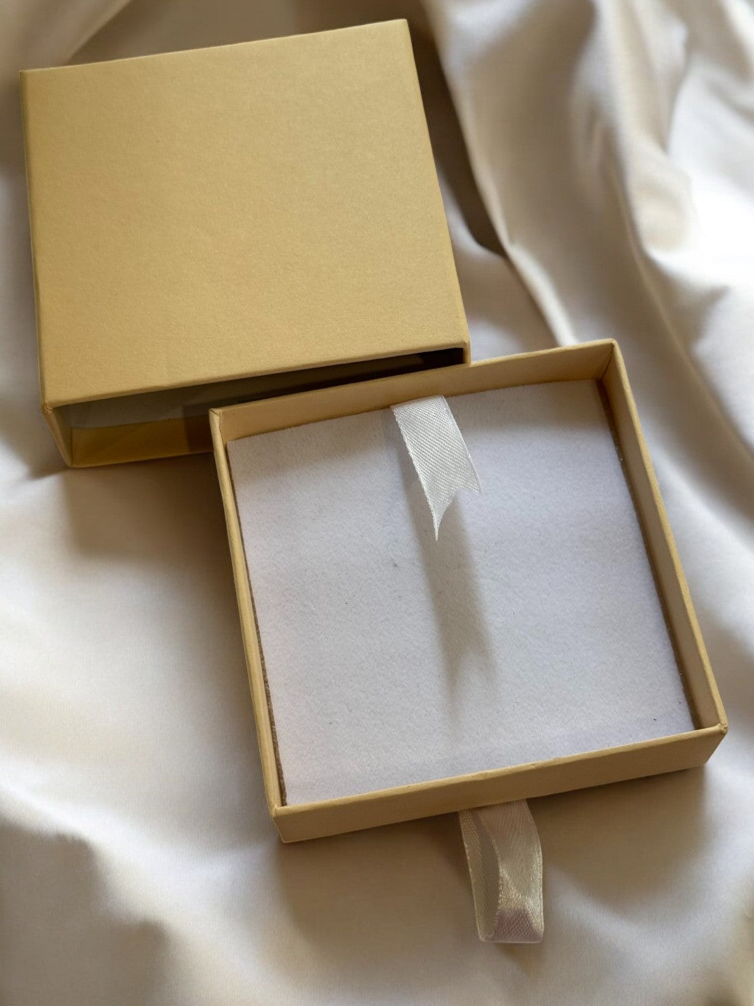 BEIGE SQUARE JEWELRY GIFT BOX