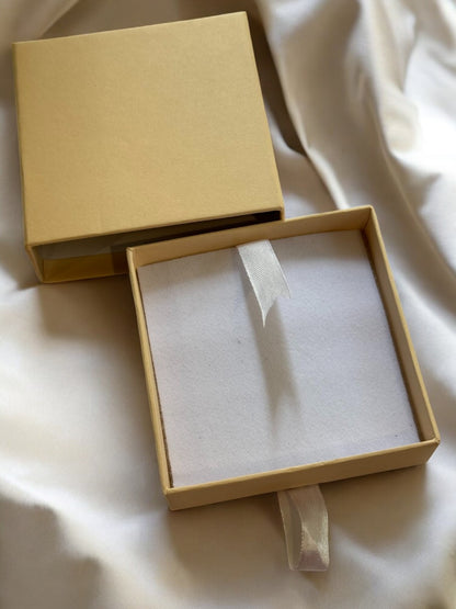 BEIGE SQUARE JEWELRY GIFT BOX