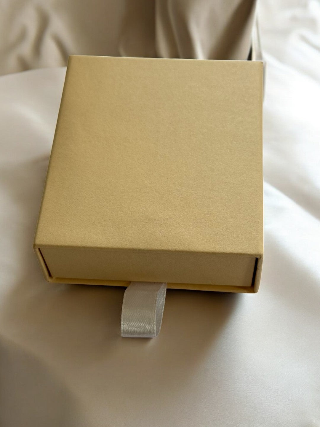 BEIGE RECTANGULAR JEWELRY GIFT BOX