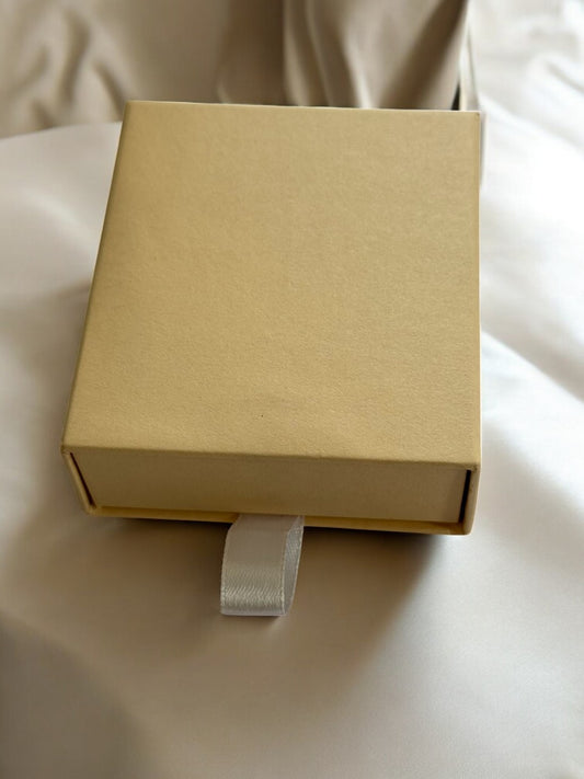BEIGE RECTANGULAR JEWELRY GIFT BOX