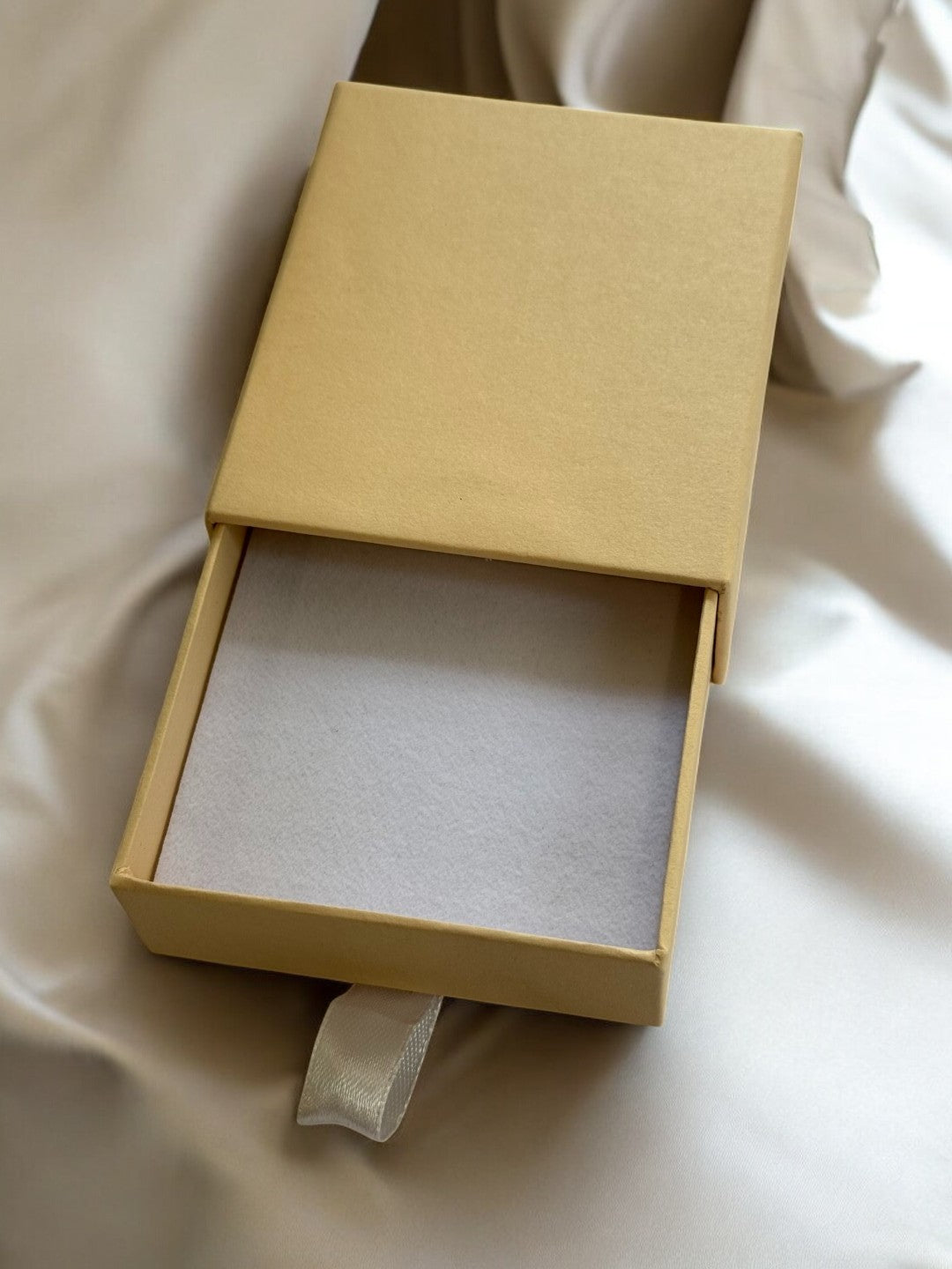 BEIGE RECTANGULAR JEWELRY GIFT BOX