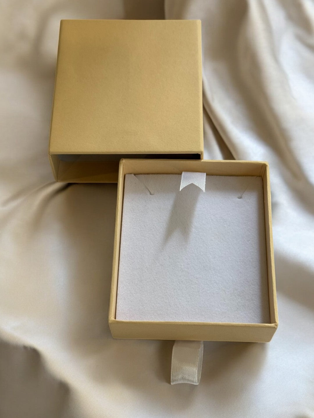 BEIGE RECTANGULAR JEWELRY GIFT BOX