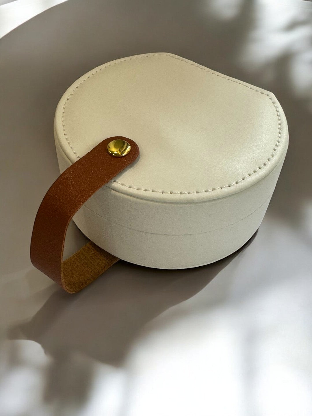WHITE SEMICIRCULAR ORGANIZER GIFT BOX