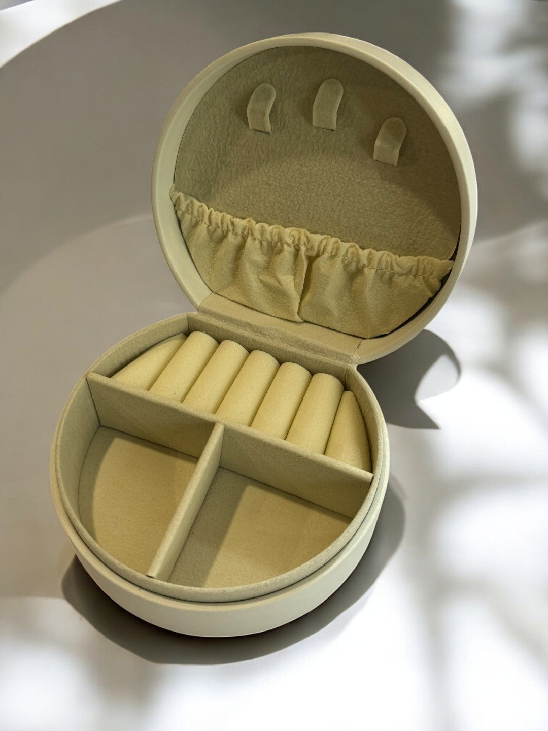 WHITE SEMICIRCULAR ORGANIZER GIFT BOX