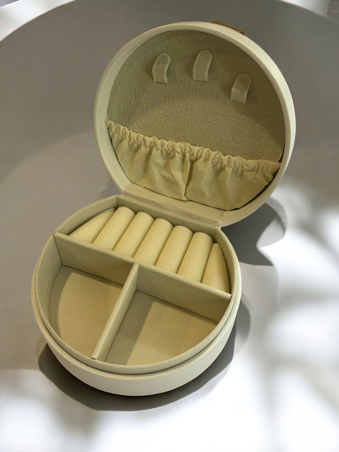 WHITE SEMICIRCULAR ORGANIZER GIFT BOX
