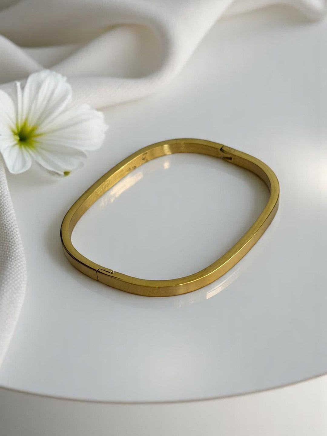 GOLDEN SQUARE LOGAN BRACELET