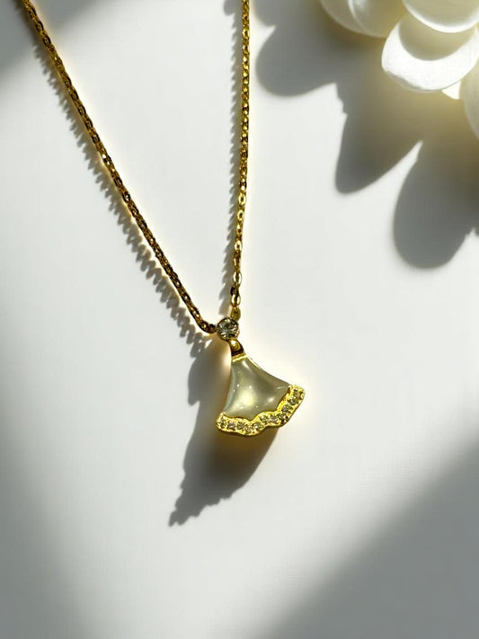 GOLDEN DIAMOND RESIN BEAU NECKLACE