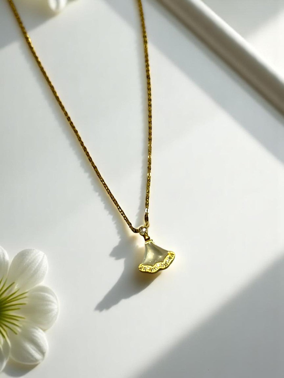 GOLDEN DIAMOND RESIN BEAU NECKLACE