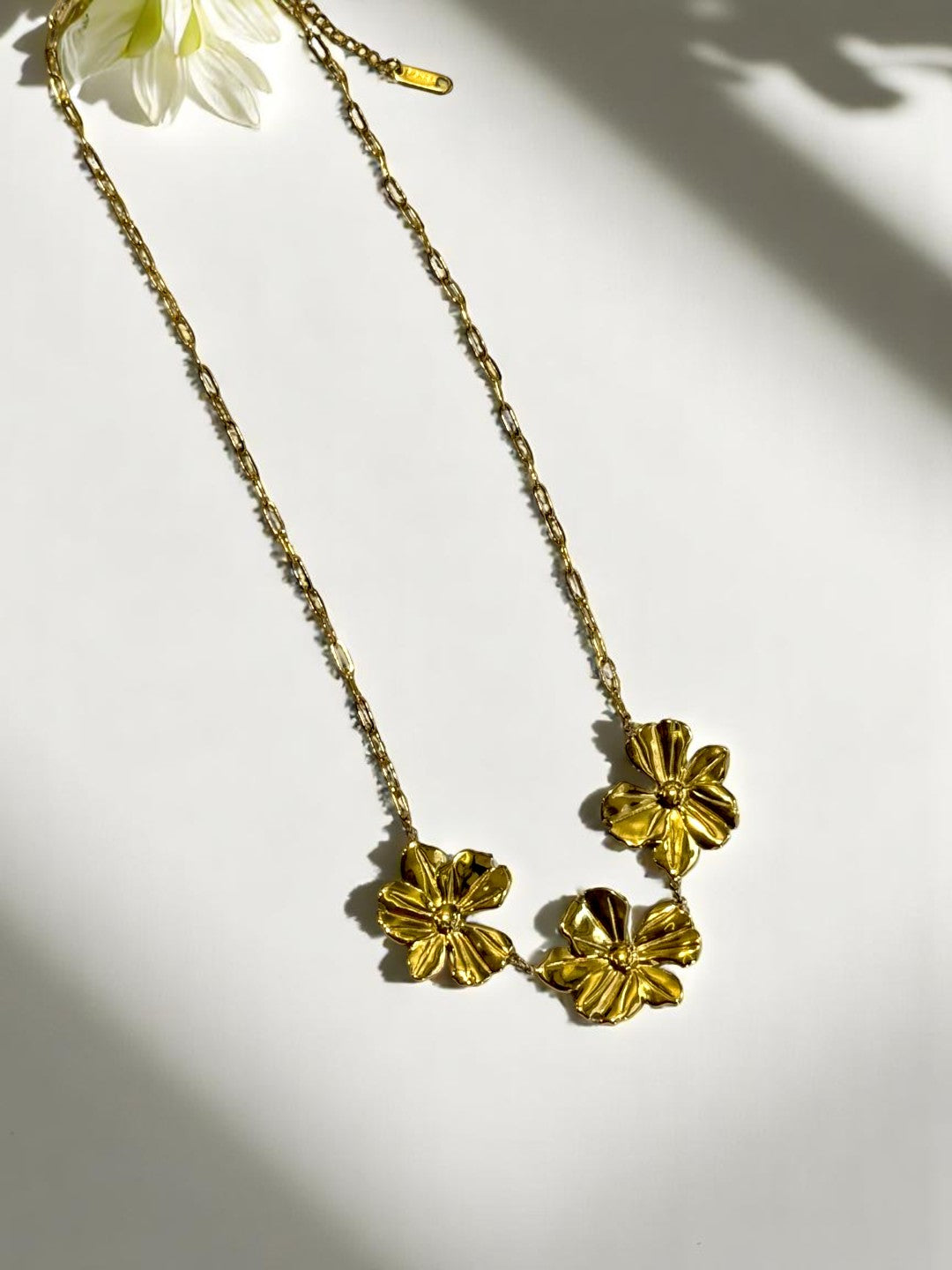 GOLDEN FLOWER ELIE NECKLACE
