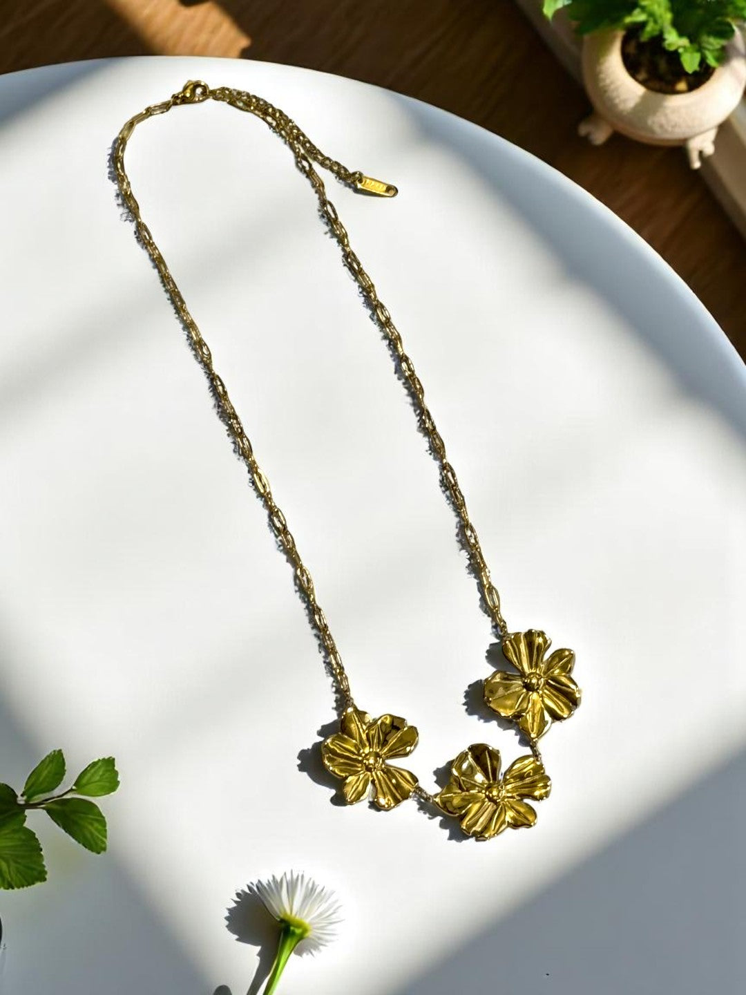 GOLDEN FLOWER ELIE NECKLACE
