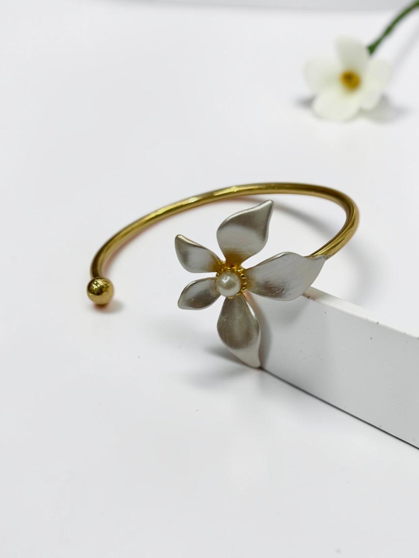 WHITE FLORAL STEVEN NECKLACE AND BRACELET (COMBO)
