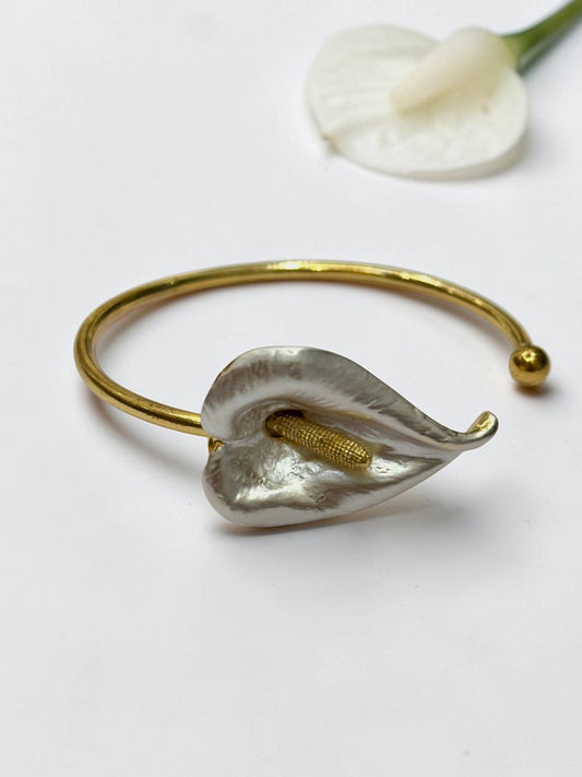 WHITE FLORAL PETAL VEERALY BRACELET (CUFF)