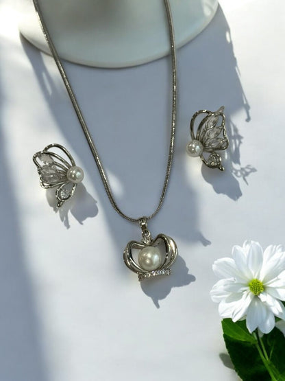 WHITE PEARL CROWN NELLIEY NACKLACE