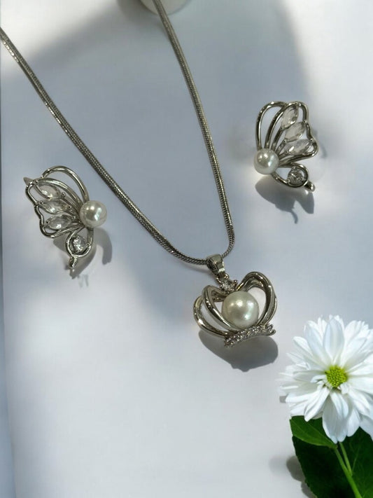 WHITE PEARL CROWN NELLIEY NACKLACE