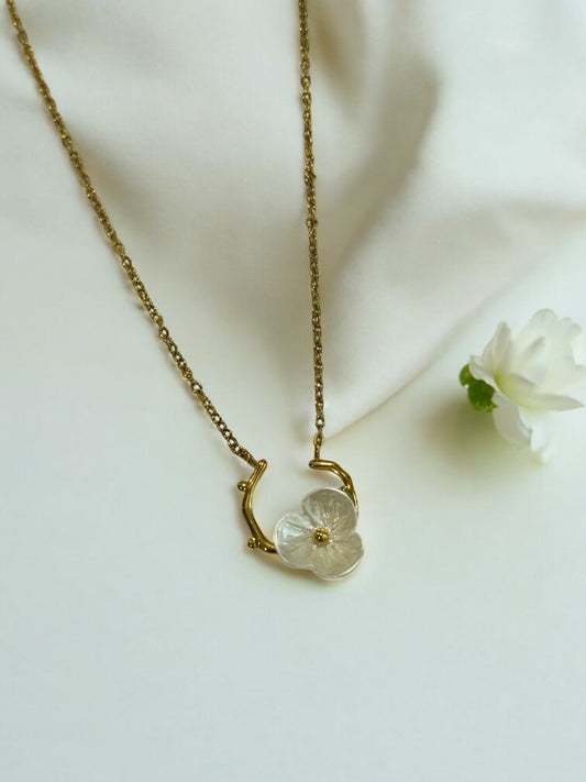 GOLDEN FLOWER BENSEN NECKLACE