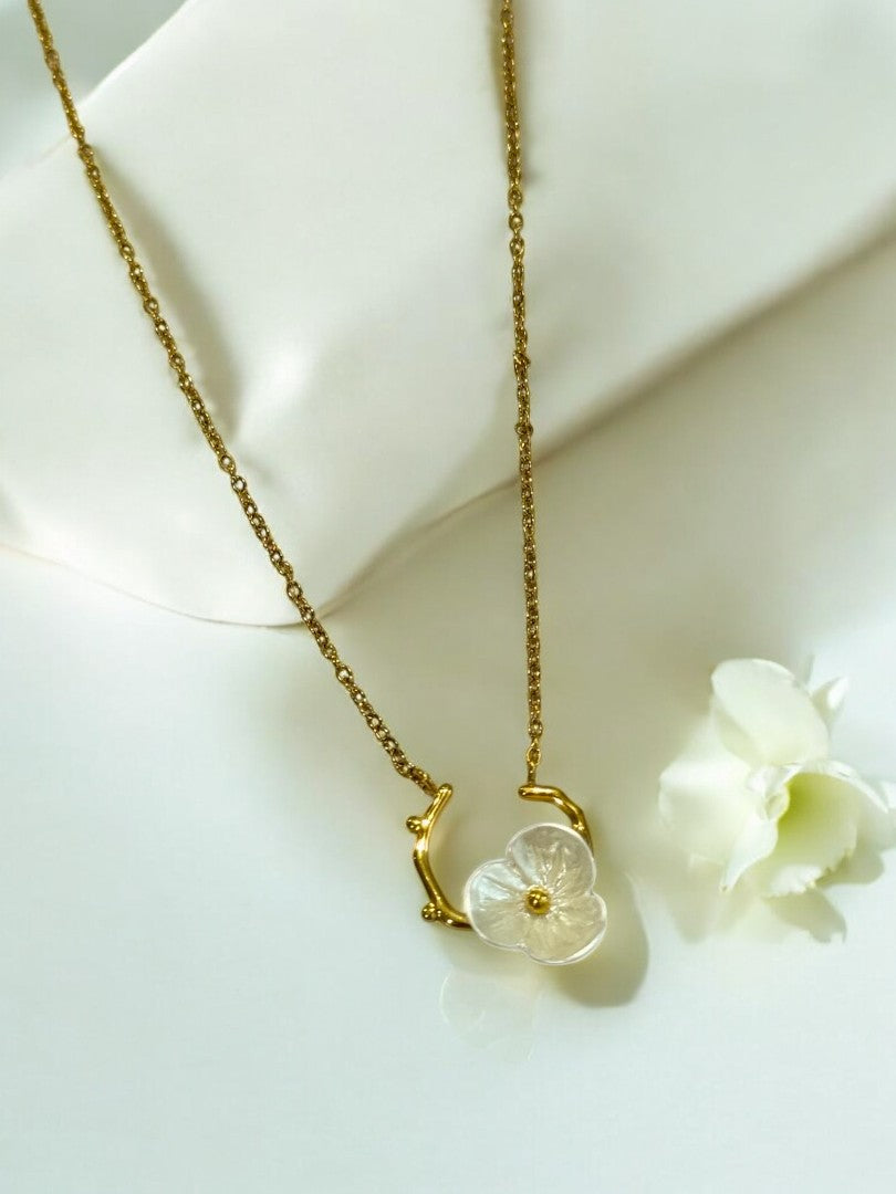 GOLDEN FLOWER BENSEN NECKLACE