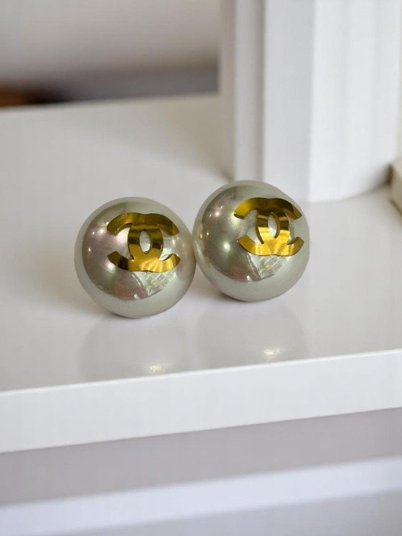 WHITE PEARL CHANEL VICTOR EARRINGS