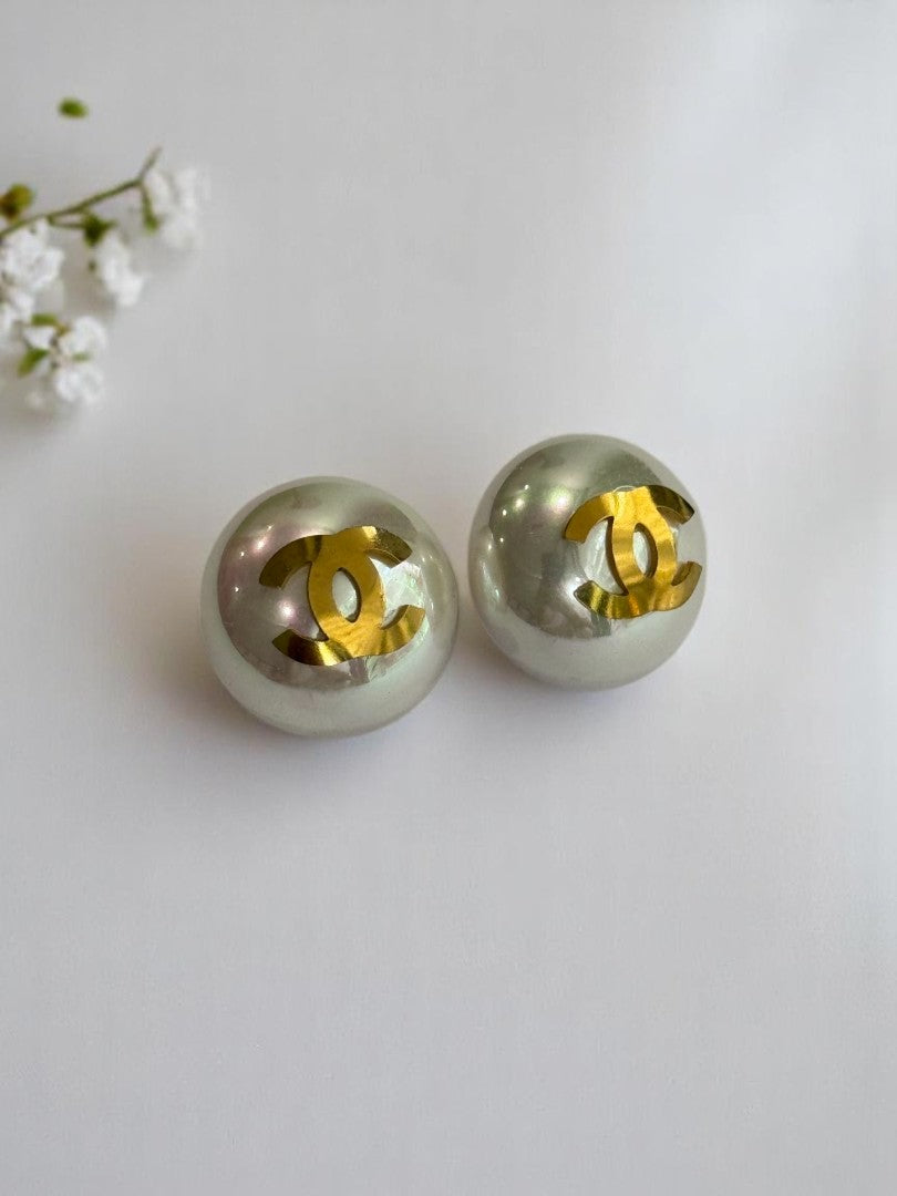 WHITE PEARL CHANEL VICTOR EARRINGS