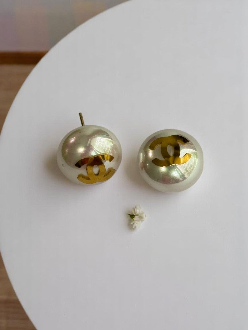 WHITE PEARL CHANEL VICTOR EARRINGS
