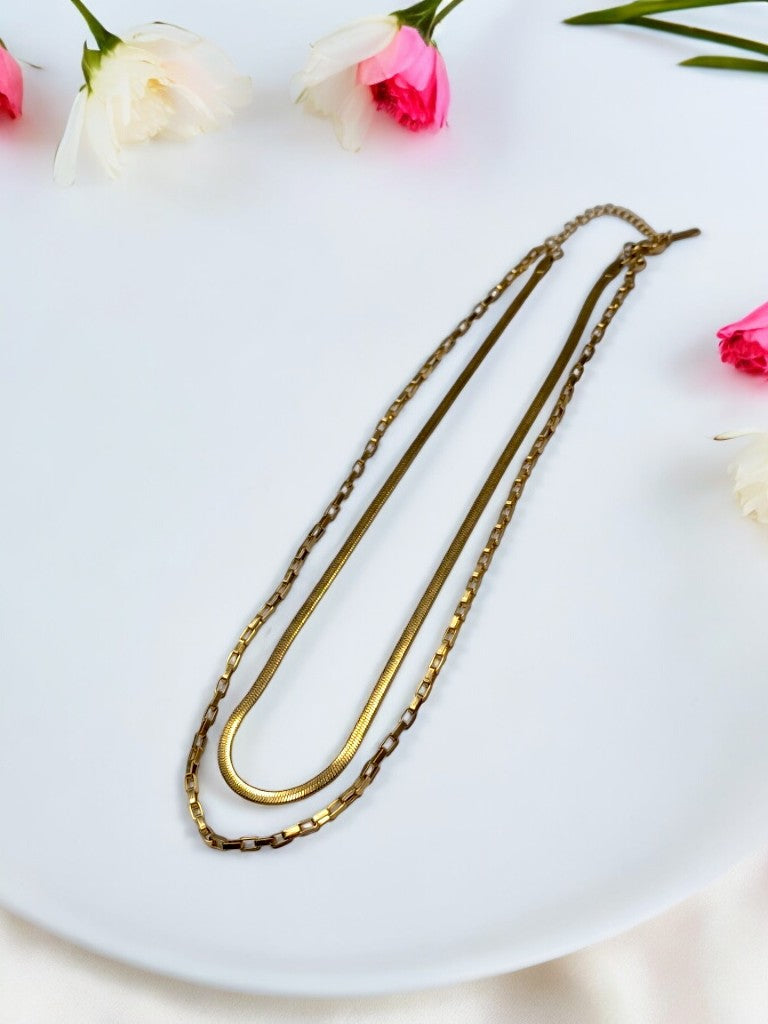 GOLDEN LAYERD CHAIN MAKE SIMPLE AND SOBER LOOK.